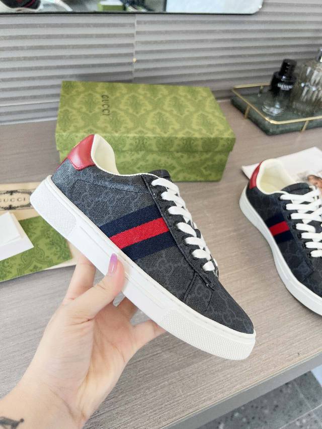 Gucci's new classic couple's sneakers in white. A replica of the official websit