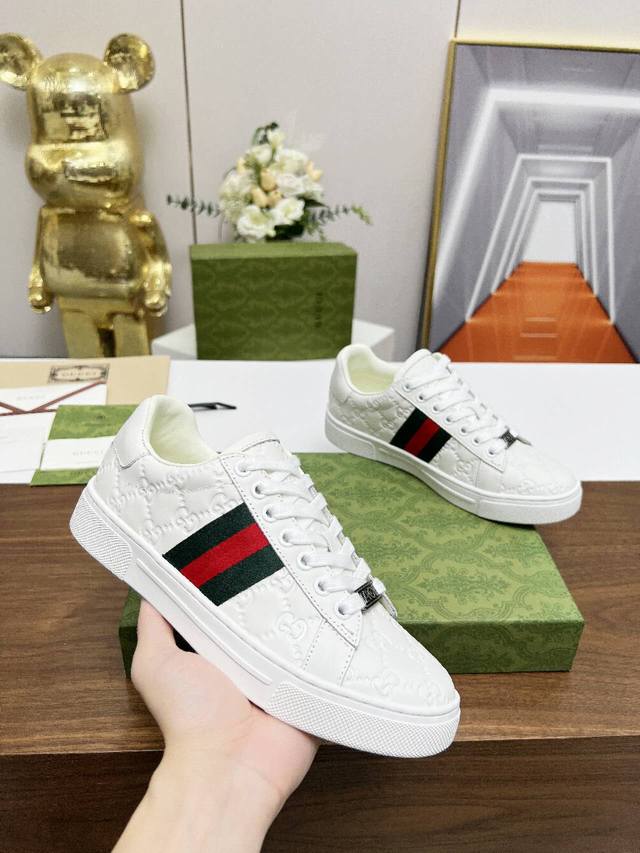 Gucci's new classic couple's sneakers in white. Copy the official website. Fabri