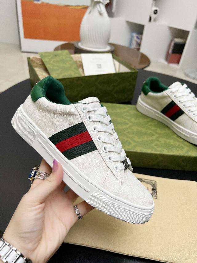 Gucci's new classic couple's sneakers in white. A replica of the official websit