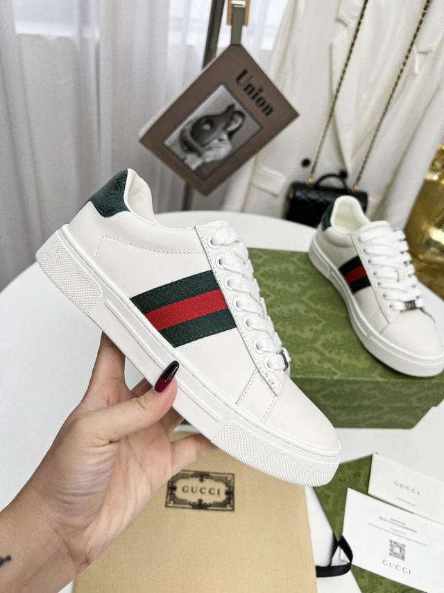 Gucci's new classic couple's sneakers, white sneakers. A replica of the official