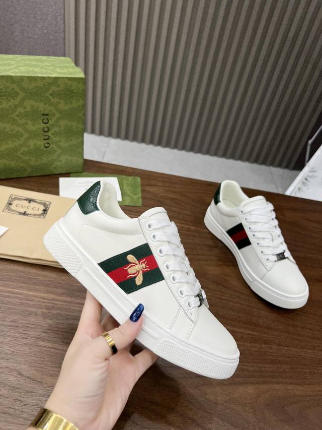 Gucci's new Little Bee classic couple's sneakers, white. Compare and copy the of