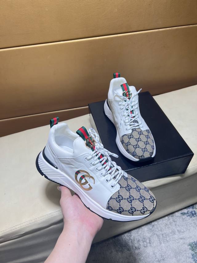 Gucci's top-level purchasing agent men's casual shoes are on sale at the counter