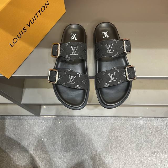 sizes 38-46, LV high-end men's summer slippers. Featuring a classic monogram des