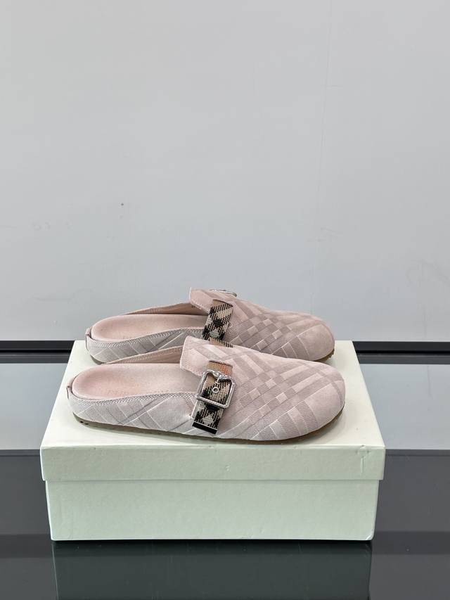 Burberry, these beautiful mules are back! The upper is made of plaid suede Urchi