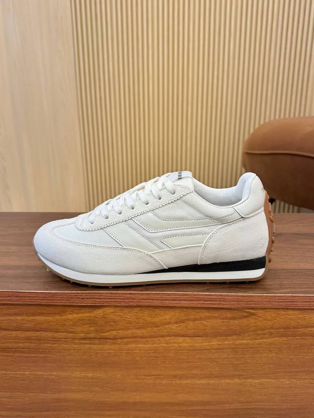 guaranteed price! These trendy Tom Ford Mick sneakers, with their round toe and