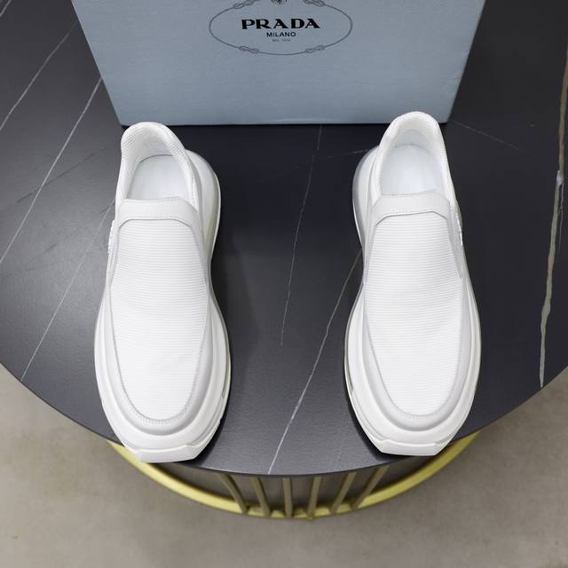 Factory Price Pp: P Prada men's casual delivery, using imported cowhide upper an