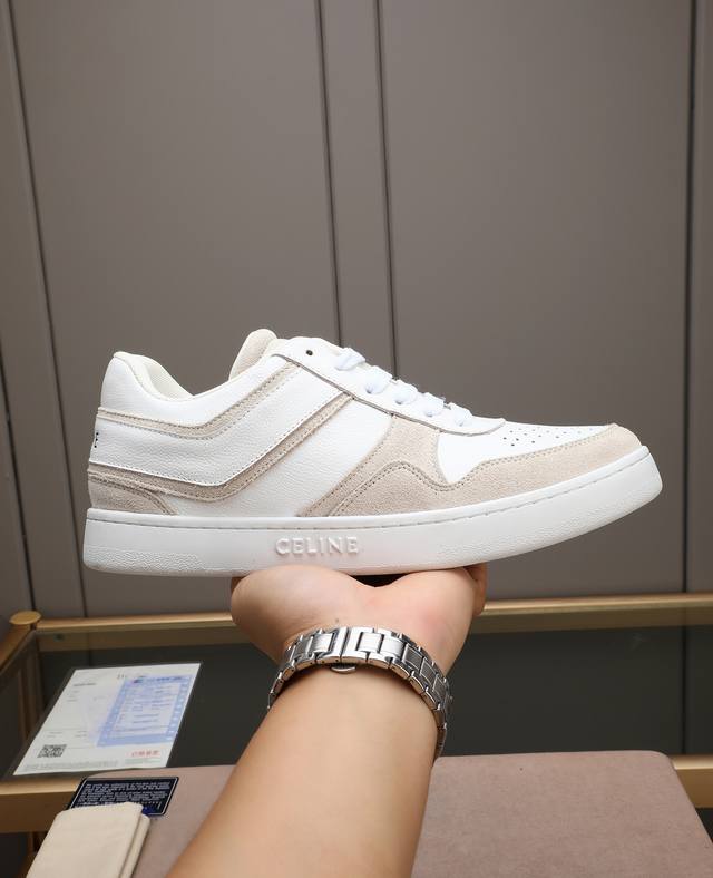 Celi Ne's latest white sneakers. This season's sporty white sneakers are refresh