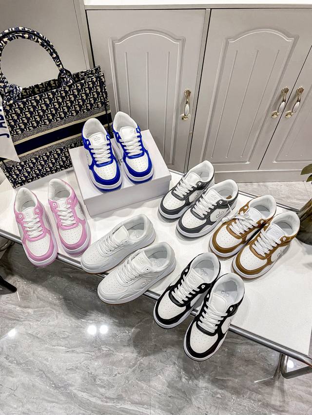 Alo's new thick-soled, non-slip sneakers are now on the market. A very popular p