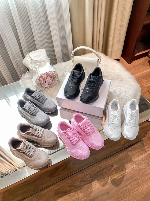 Alo's new thick-soled, non-slip sneakers are now on the market. A very popular p