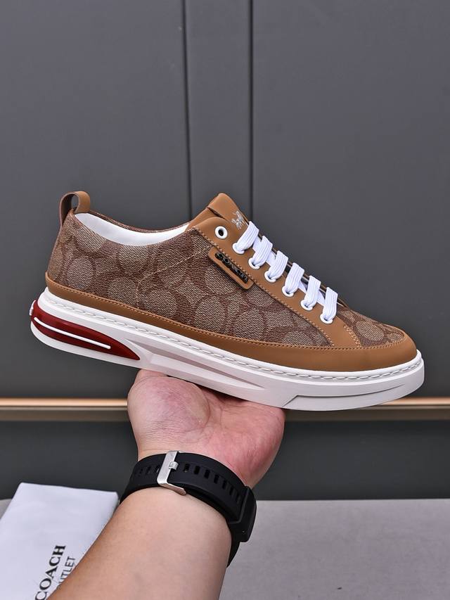 Coach's exclusive new men's low-top casual lace-up sneakers, a stylish and versa