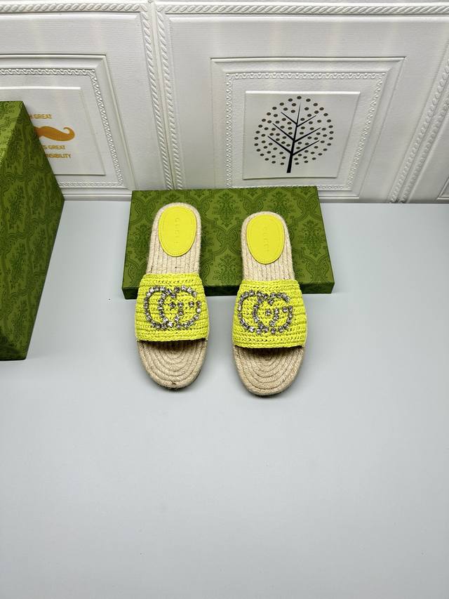 40 Gucci rhinestone woven slippers. The fabric is made of raffia, crocheted stit
