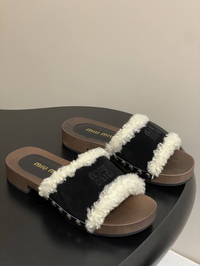 25Ss Autumn/Winter runway model, the Miumiu Miu Miu solid wood-soled, single-str