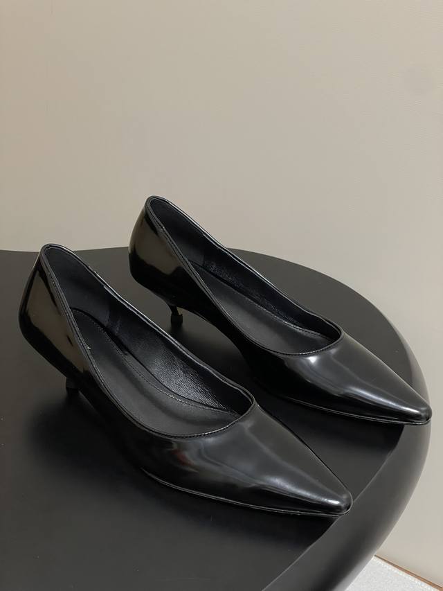 The Row 25 early autumn new Tr minimalist kitten heel shoes. I fell in love with