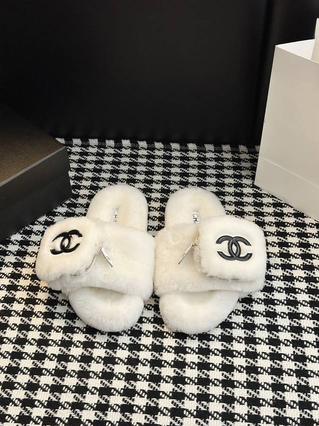 The iconic double C three-dimensional inlay of the Chanel style plush slippers m