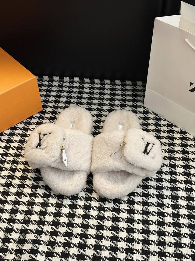 A must-have plush slipper for autumn and winter that combines fashion and comfor