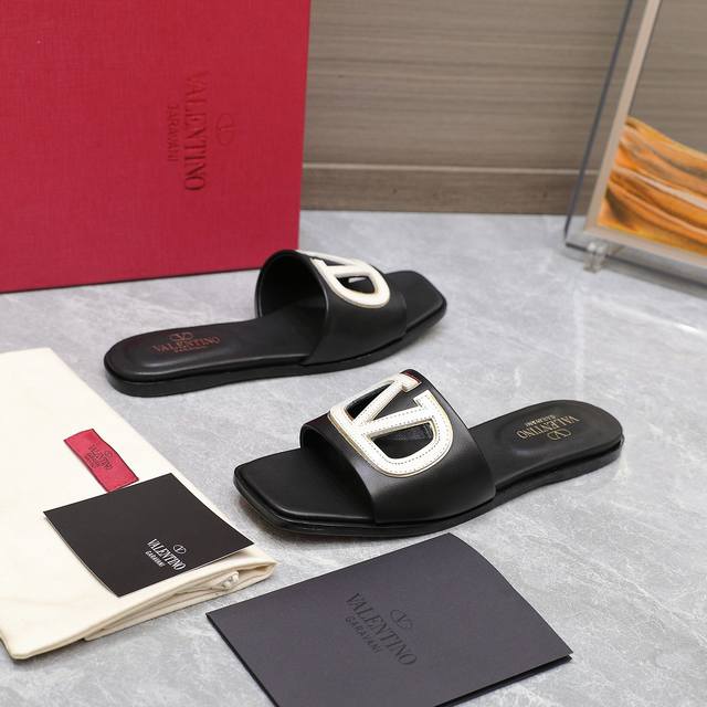 Early Spring counter catwalk style synchronized update Valentino Valentino strip