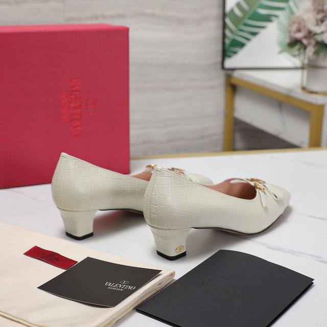 The highest version of Valentino 25Ss women's shoes. The new bow-knot mid-heeled
