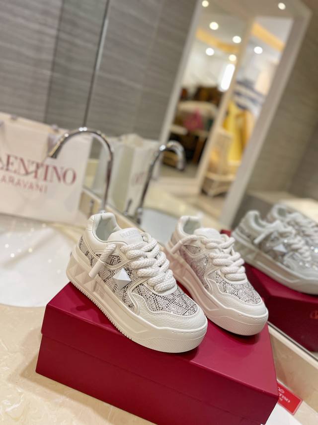 Factory Price: PP. Exclusive, high-end Valentino thick-soled, thick-lace casual