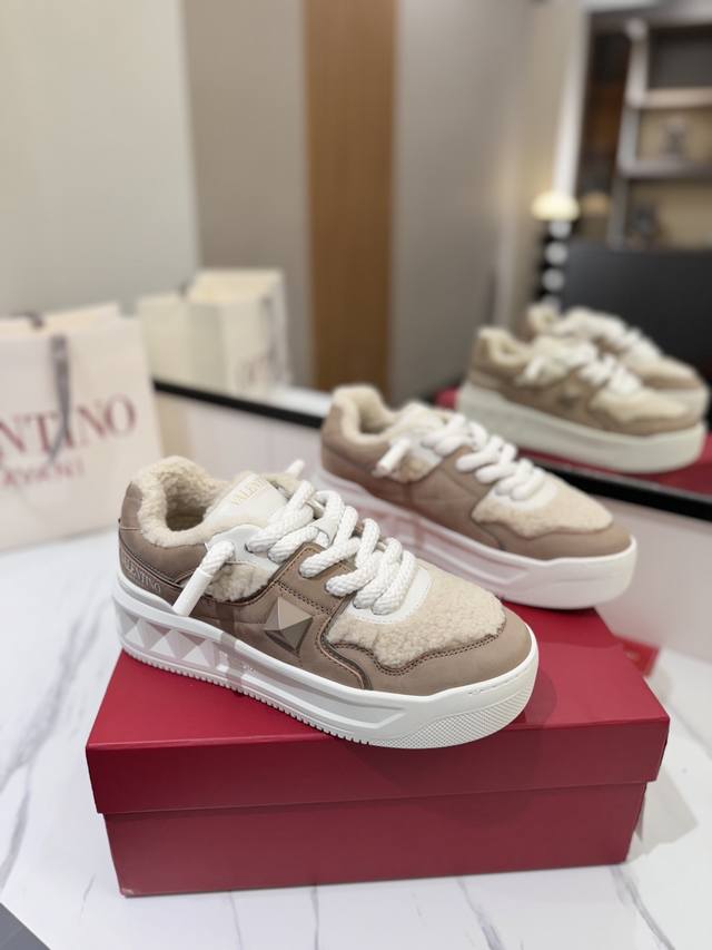 Factory Price: Exclusive, genuine lambswool lining, thick soles, and thick laces