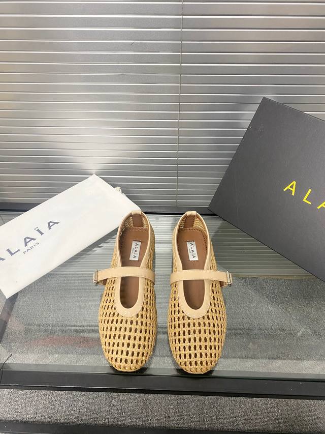 Alaia catwalk-style ballet flats! Sweet and cool ballet style, this incredibly p