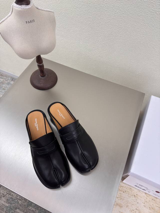 Thick-soled retro split-toe slippers from Mm6 Maison Margiela. Made with calfski