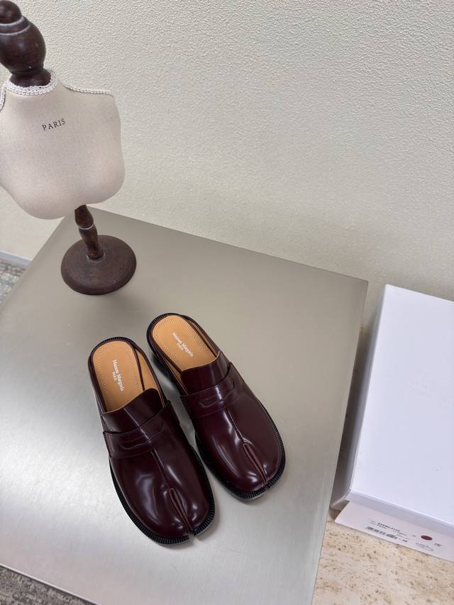 Thick-soled retro split-toe slippers from Mm6 Maison Margiela. Made with open-ed