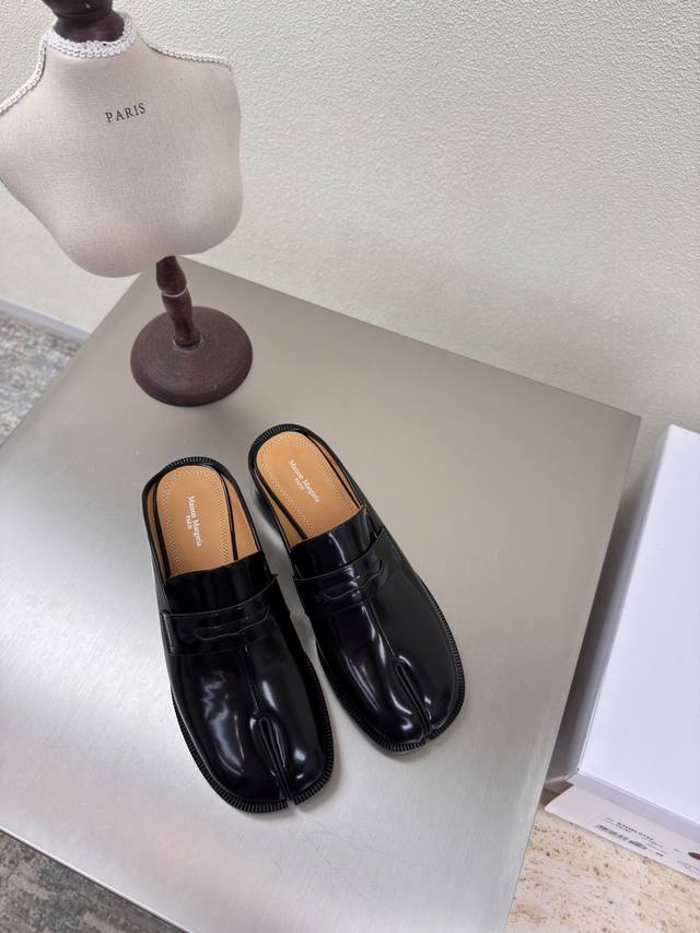 Thick-soled retro split-toe slippers from Mm6 Maison Margiela. Made with open-ed