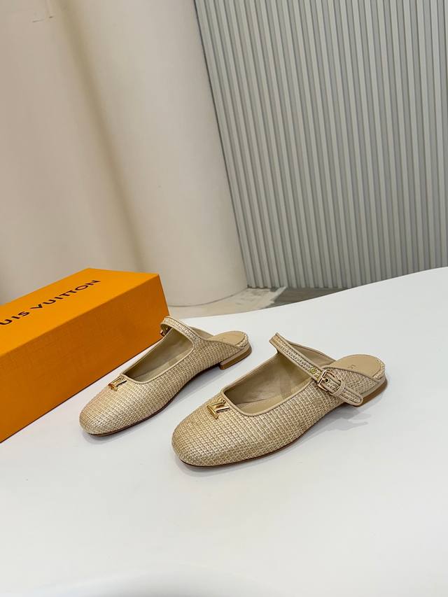 Stunning summer releases! LV spring/summer flat slippers are so classy! Original