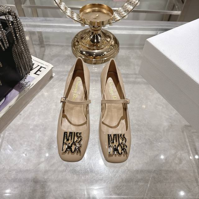 factory Dior autumn/winter new square-toed shoes with original molded hardware.