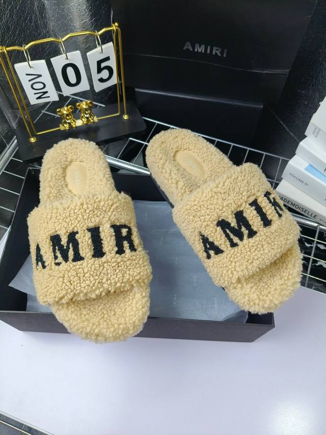 Marni Emil, a giant and trendy fur slipper for fall and winter, makes it a beaut