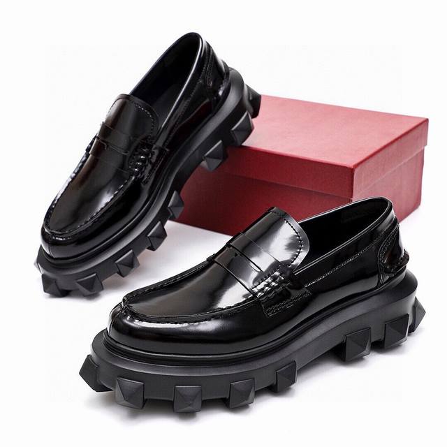 Valentino original official website latest model, the latest fashion casual leat
