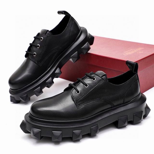 Valentino original official website latest model, the latest fashion casual leat