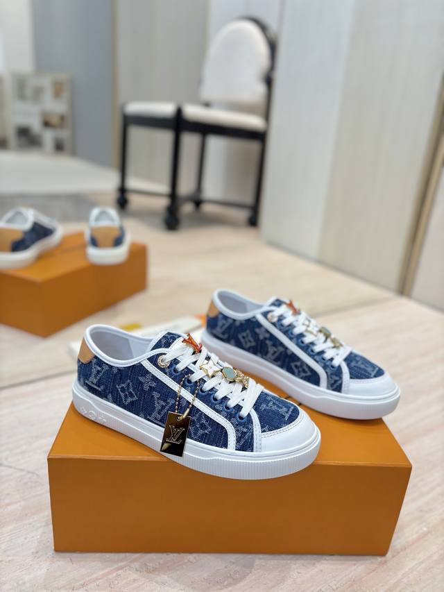 Factory Price: Women's Sports Shoes, Original Button Style, Couple's Style, Top-