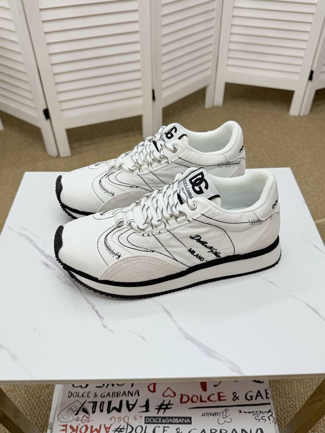 factory-priced men's sports shoes. Couple's style. These latest DG sports shoes