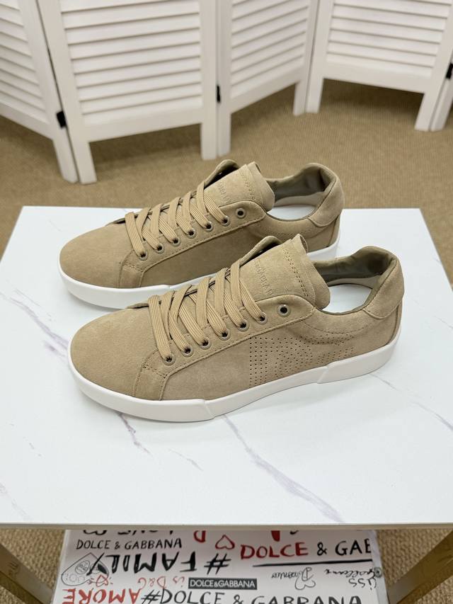 factory-priced men's sports shoes. Couple's style. These latest DG sports shoes
