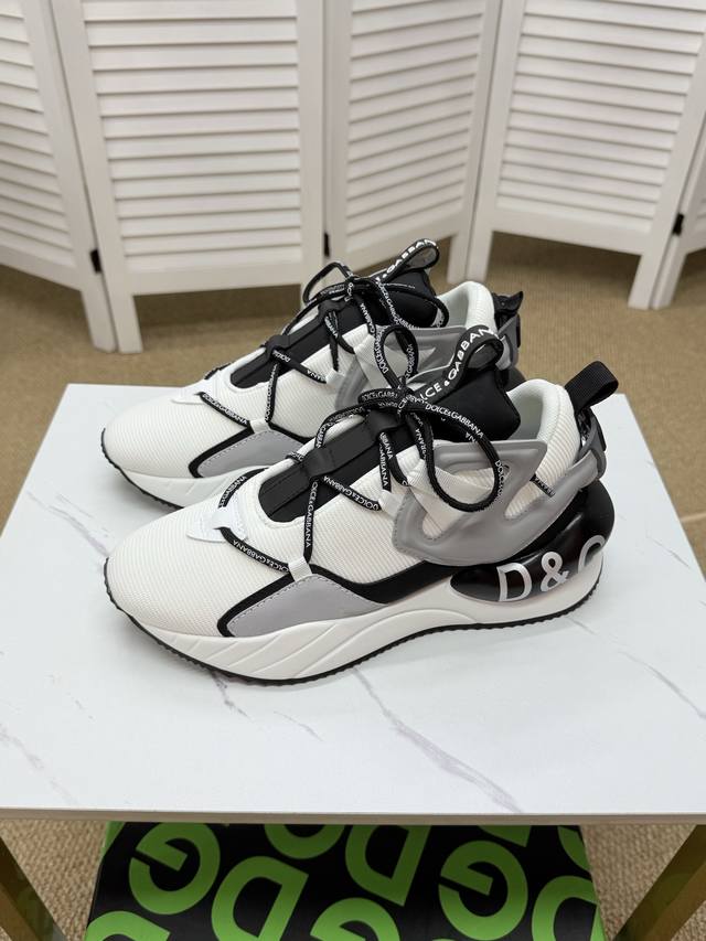 factory-priced women's sports shoes. Couple's style. These latest DG sports shoe