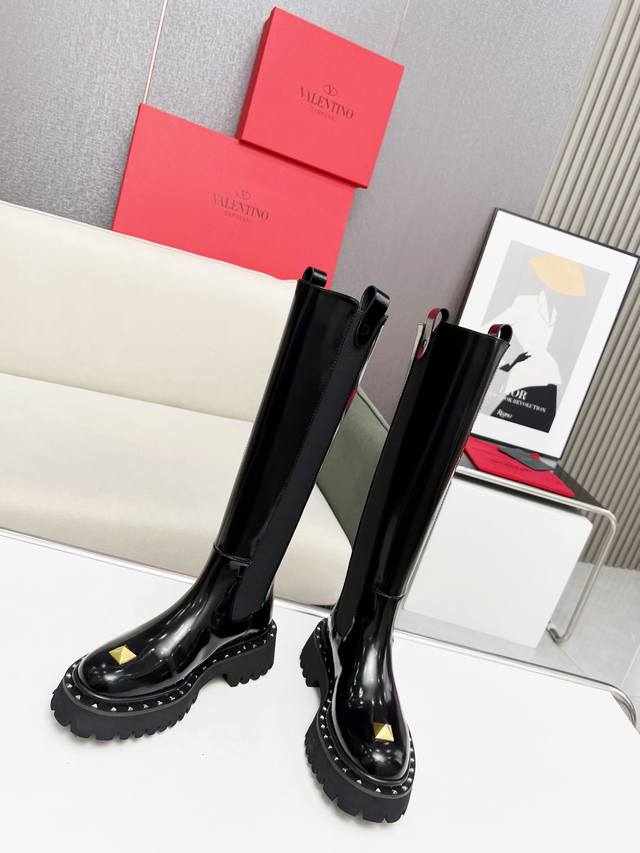 Factory Price Women's Sports Shoes. Original Valentino rivet-style runway style.