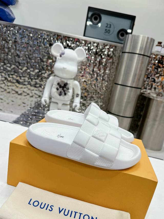Price: Couple's pair of 5 Louis Vuitton counter new embossed slippers. Louis Vui