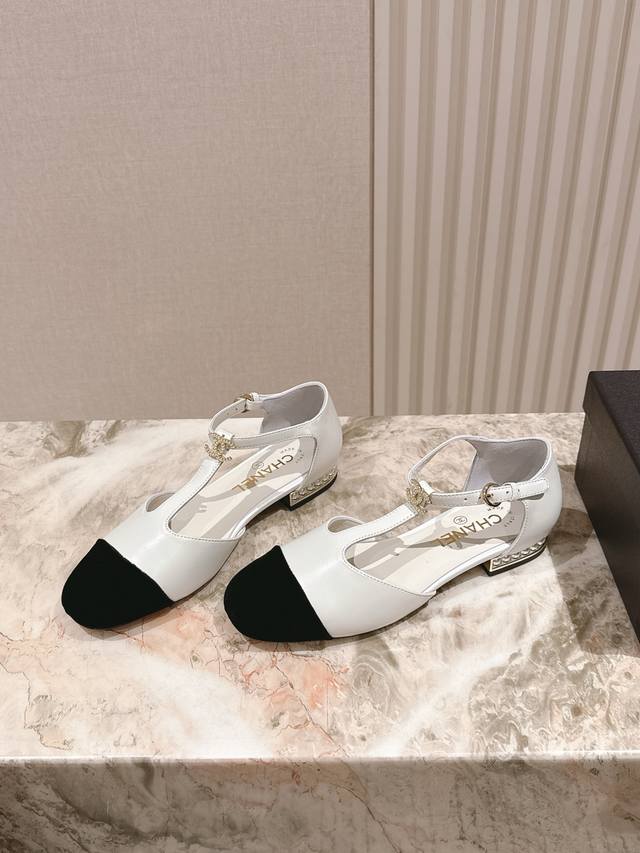 Flat! Mid heel! Heel 225cm *Chanel's new summer collection, featuring a fairy pe