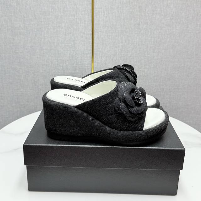 25Ss New Spring/Summer Chanel Camellia Thick-Sole Wedge Heel Slippers. This clas