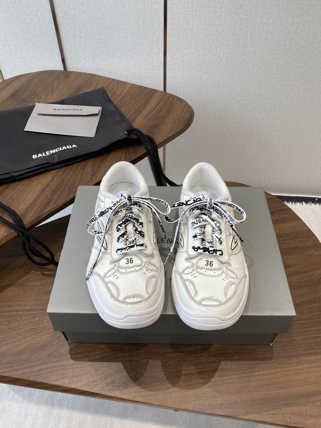 Balenciaga Hamptons Worn-Out 25Fw, a new colorway for both men and women, featur