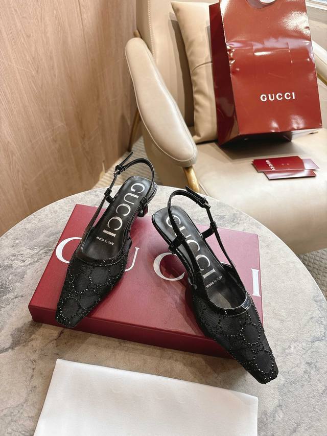 1226-1 Black Diamond 35-42 This lace-up shoe is made of Gucci black mesh with a