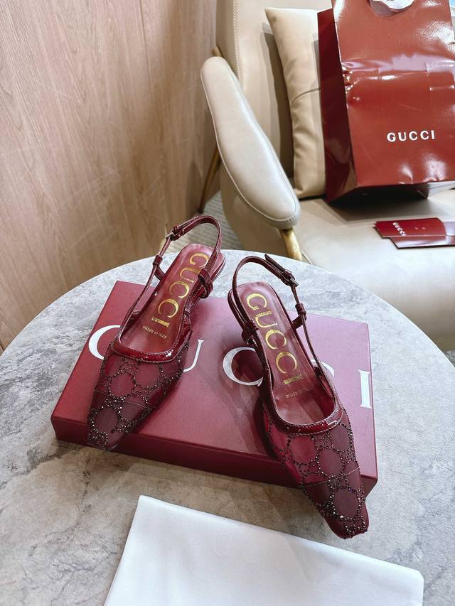1226-1 Burgundy 35-42 This lace-up shoe is crafted from Gucci Ancora red mesh wi