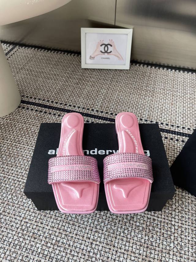 Alexander Wang Spring/Summer new flat slippers. The entire pair of shoes is sour