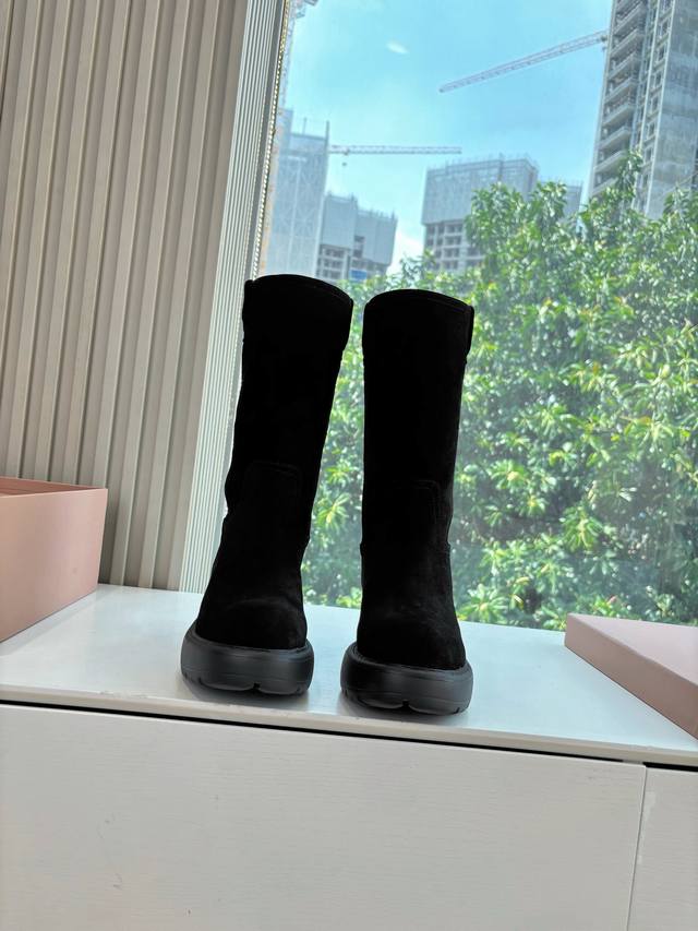 G0286 What you see is what you get. Exclusive first release: Miumiu* Miu Miu thi