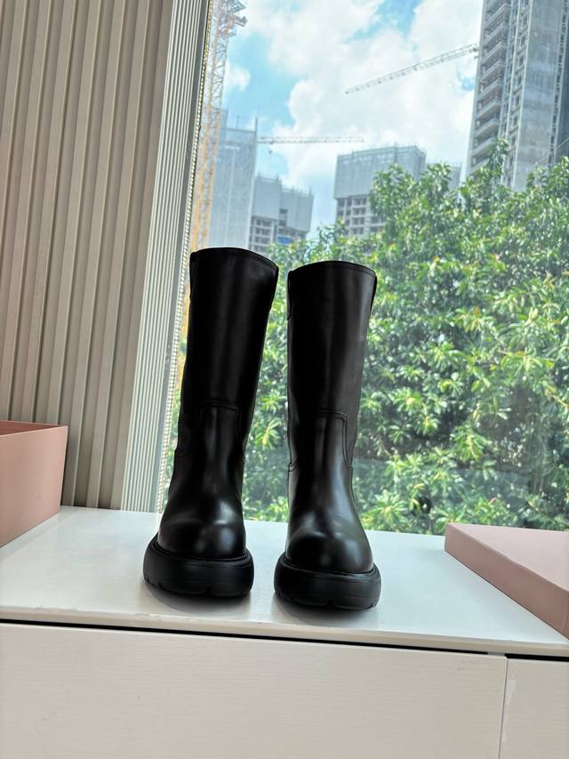 G0286 What you see is what you get. Exclusive first release: Miumiu* Miu Miu thi