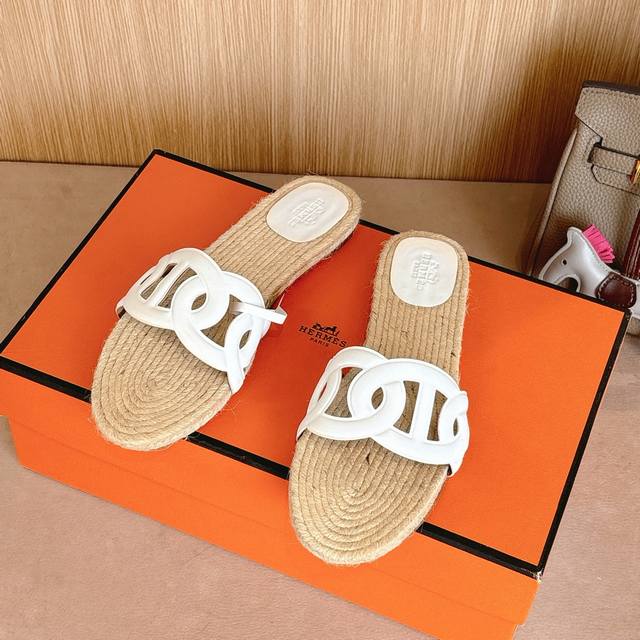 Factory Price P Hermes Pig Nose Chain Sandals Series is fashionable and versatil