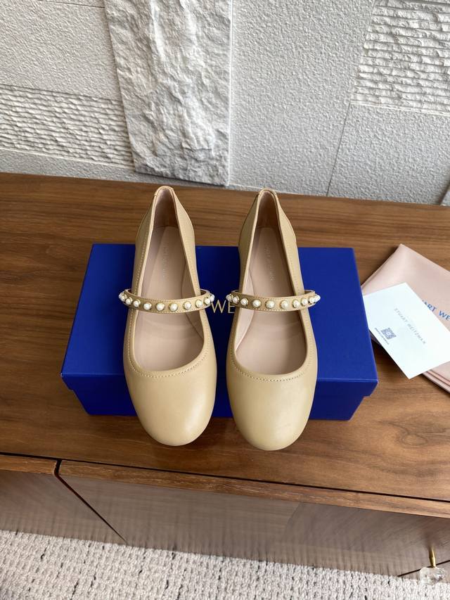 Premium Version: Stuart Weitzman's new Spring/Summer 25Ss pearl-buckled Goldie B