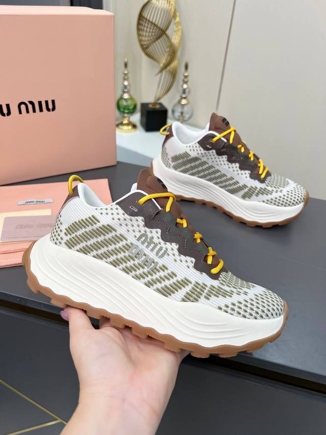Miumiu 2025 Spring and Summer Fashion New Product, breathable knitted sports mes