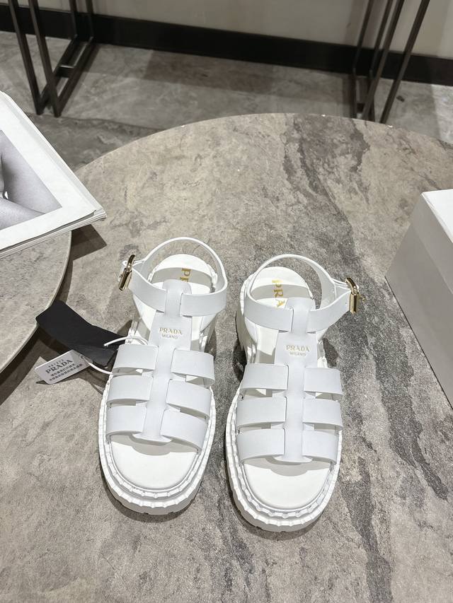 Prada 25Ss platform Roman woven sandals are incredibly popular! Prada's latest s